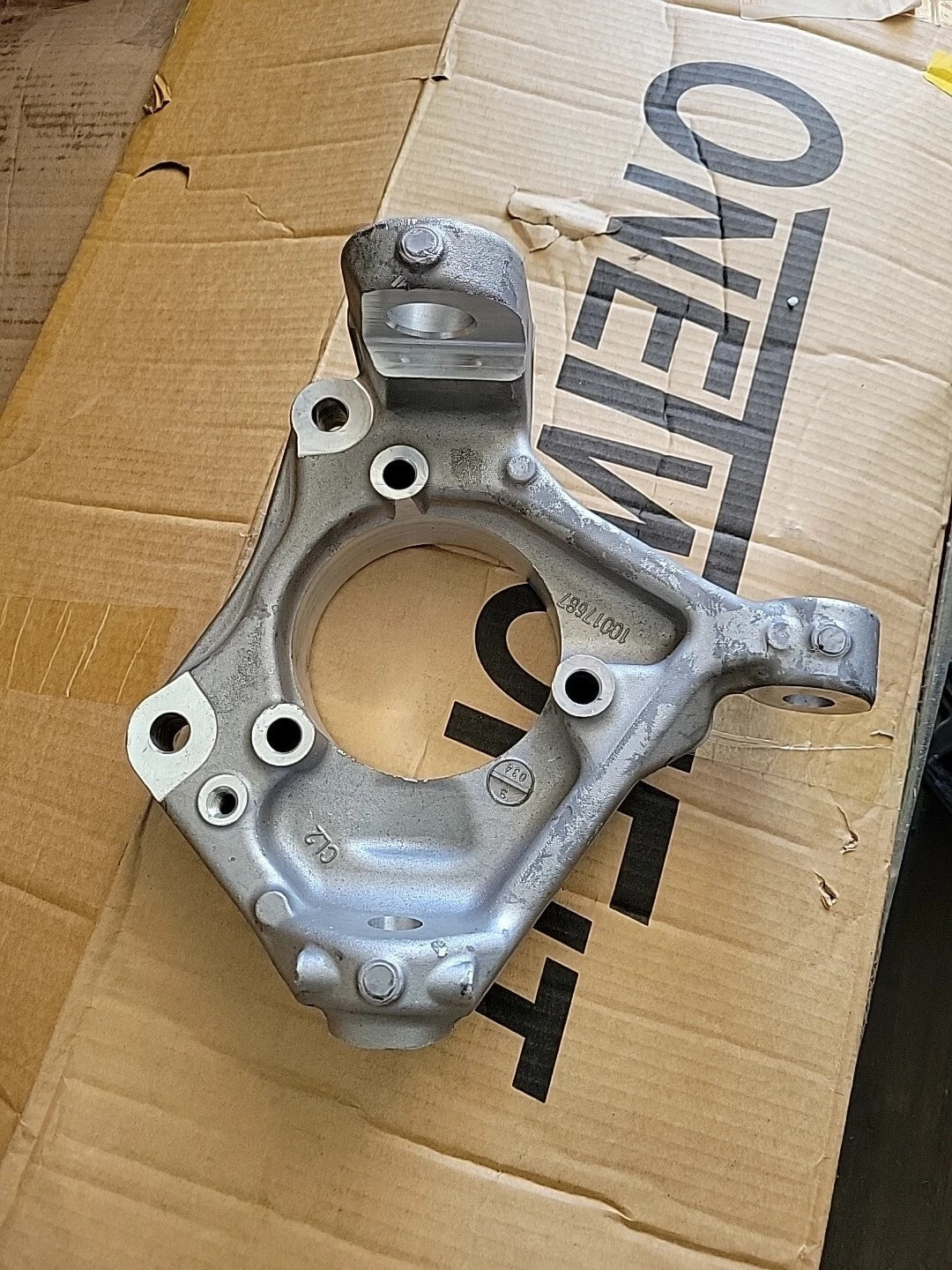 68388829AA Front Left Driver Steering Knuckle Spindle For 18-22 Jeep Wrangler